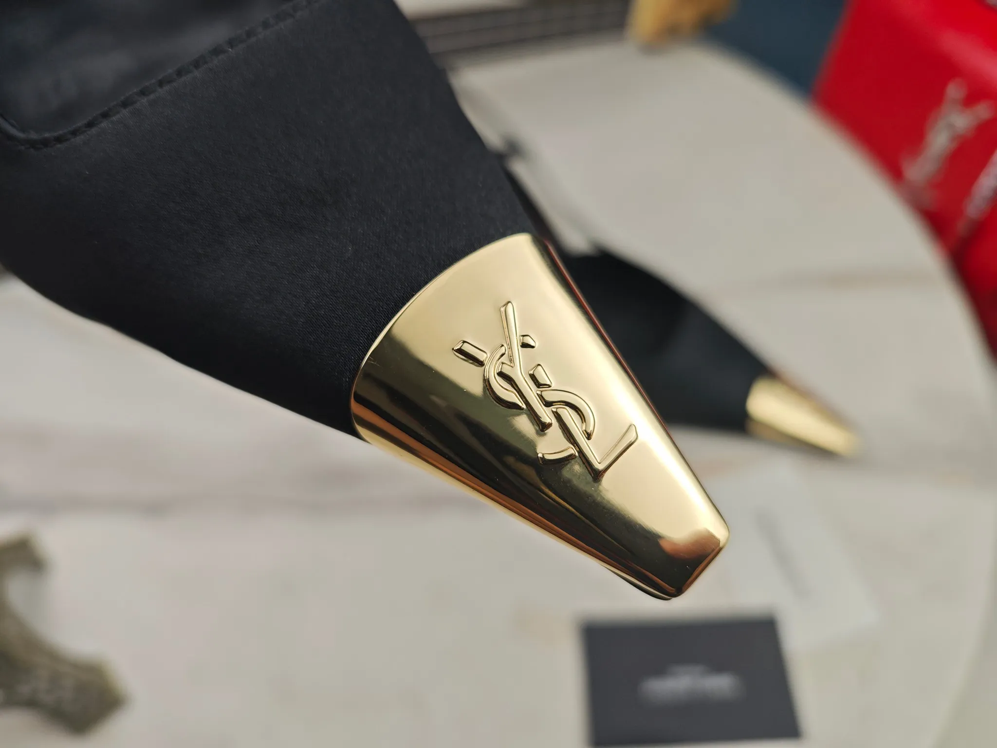 👟👟Ex-factory price 560👟👟【Saint Laurent】Yves Saint Laurent, high-heeled YSL sandals💃2024 early autumn counters are synchronized with the latest styles, YSL, and decorations👠 Classic and high-quality glamorous masterpieces, the hottest spring and summer series in the counter, with temperament, fashion, classic and attractive design style 😌The effect on the feet is particularly beautiful〰️, the material is imported from Italy, small black cow, imported black patent leather, lining, and foot pads; sheepskin, stiletto sandals, size 35-41 (34.41.42 must be customized, non-refundable) outsole; imported genuine leather outsole, complete with counter packaging